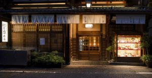 <2 minutes from Shinsaibashi Station> A long-established udon restaurant with a Japanese atmosphere