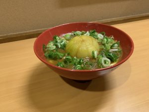 Enjoy seasonal new onions at a Japanese restaurant in Shinsaibashi [Udon Chiri Honke Nishiya Honten]